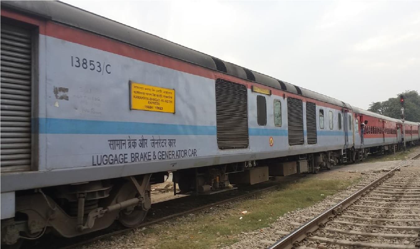 बिहार: डुमराव स्टेशन पर झटके के साथ रुकी कामाख्या एक्सप्रेस, यात्रियों में हड़कंप, 24 घंटे में दूसरी ऐसी घटना