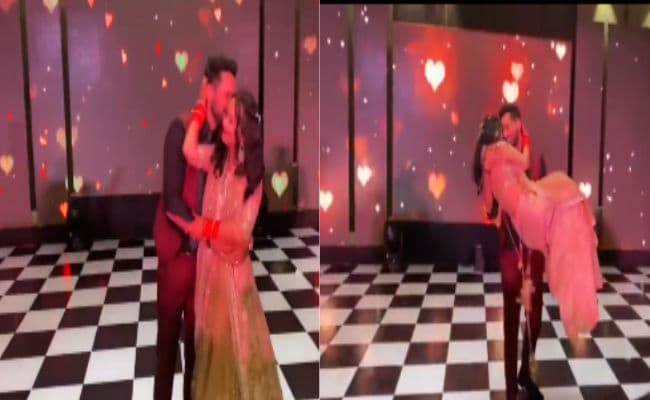 पुनीत पाठक ने अपनी रिसेप्शन पार्टी में पत्नी निधि संग यूं किया रोमांटिक डांस, सोशल मीडिया पर VIDEO वायरल