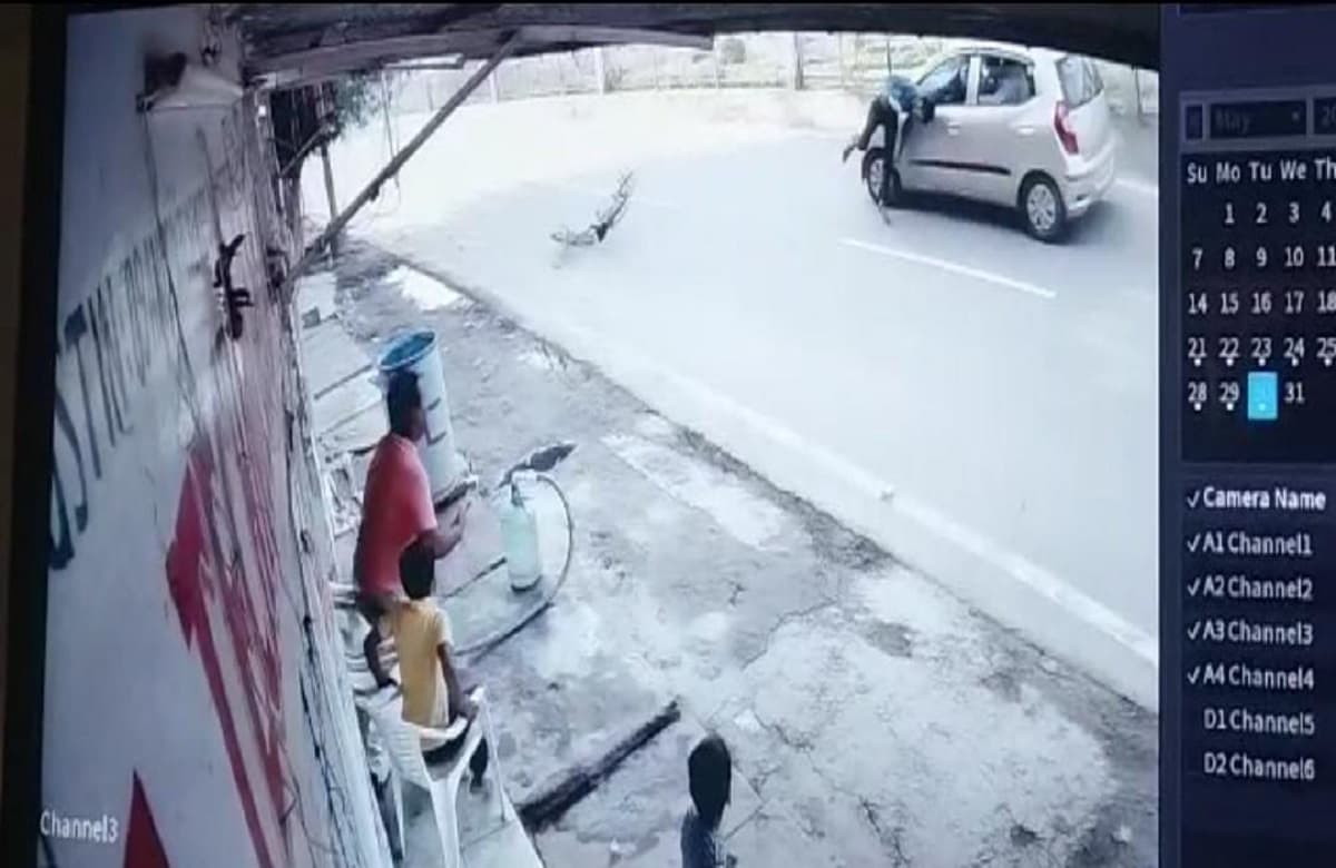 आगरा: साइकिल सवार को कार ने मारी टक्कर, हवा में उछला फिर सिर के बल गिरकर मौत, CCTV वीडियो आया सामने