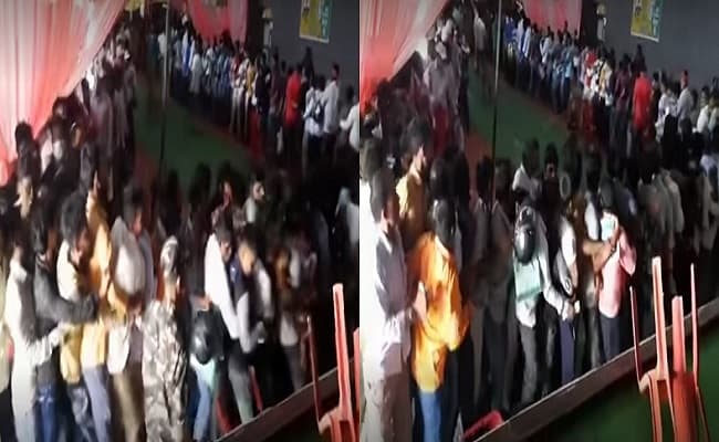 VIDEO: कोरोना का टीका लेने बिहार के वैक्सीनेशन सेंटर पर उमड़ी भीड़, धक्का-मुक्की के बाद पुलिस ने भांजी लाठी