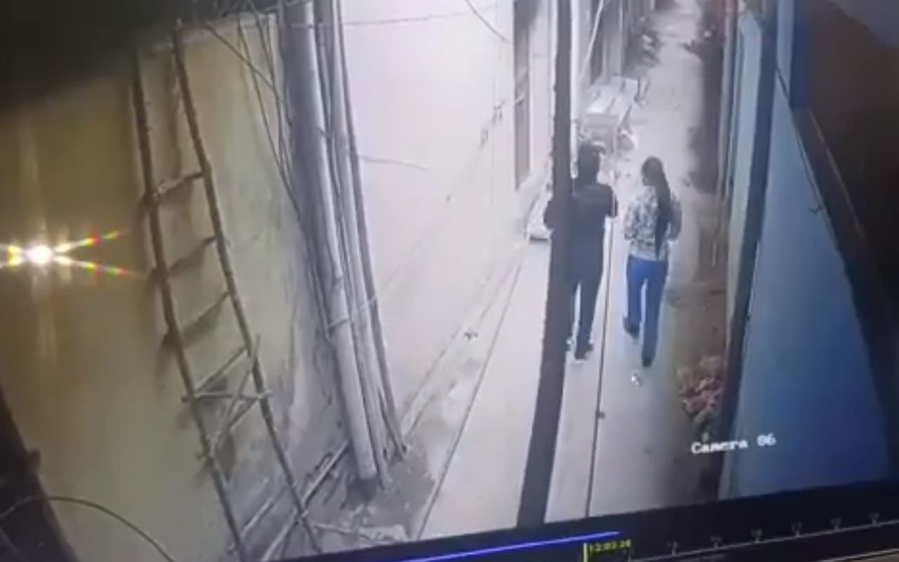 Delhi Crime: दोस्ती ना करने से नाराज युवक ने युवती पर चाकू से किया हमला! देखें CCTV वीडियो