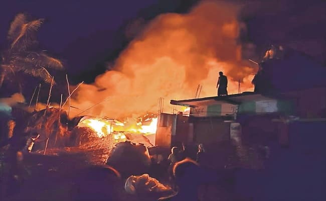 Bihar News: कटिहार में देर रात लगी भीषण आग, आधा दर्जन घर जलकर हुए राख, दो मवेशी झुलसे