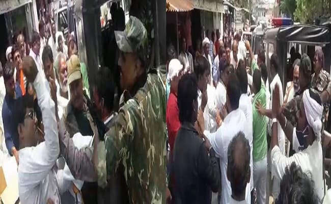 Bihar News: अरवल में उपेंद्र कुशवाहा के सामने आपस में भिड़े जदयू कार्यकर्ता, जमकर चले लात-घूंसे; VIDEO Bihar News: अरवल में उपेंद्र कुशवाहा के सामने आपस में भिड़े जदयू कार्यकर्ता, जमकर चले लात-घूंसे; VIDEO