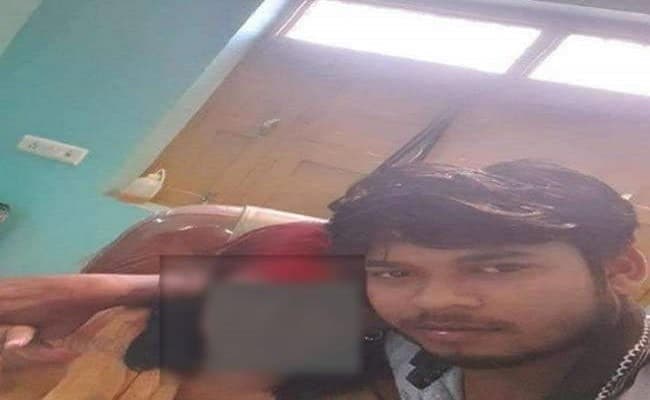 Bihar: नौकरी से निकाला तो कम्पाउंडर ने डॉक्टर की मांग में जबरन डाला सिंदूर, फोटो-वीडियो किया वायरल, FIR दर्ज