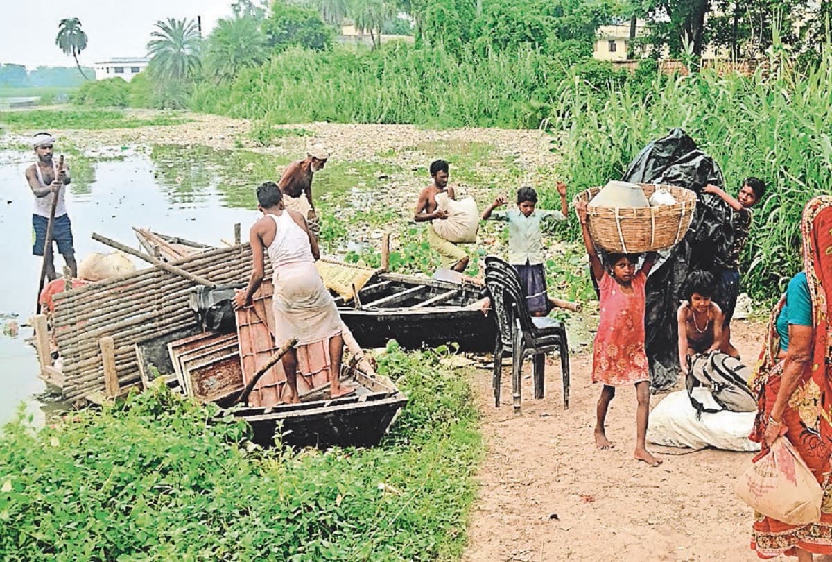 Bihar Flood: बिहार के भागलपुर में गंगा के बढ़ते जलस्तर से गहराये संकट, लोगों का छूट रहा घर-द्वार
