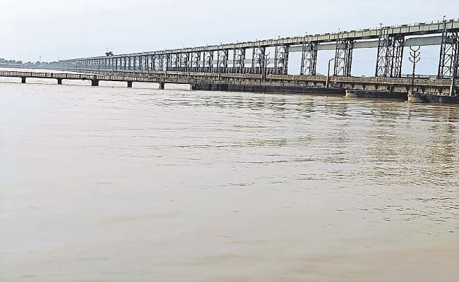 गंडक नदी का तेजी से बढ़ा जलस्तर, सदर प्रखंड के दो दर्जन गांवों का मुख्यालय से कटा संपर्क