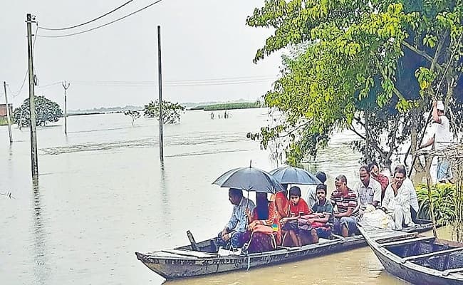 Bihar Flood: बिहार में फिर गहराया बाढ़ का संकट, कटाव से नदी में समाये दर्जनों घर, नदियों में उफान से तबाही