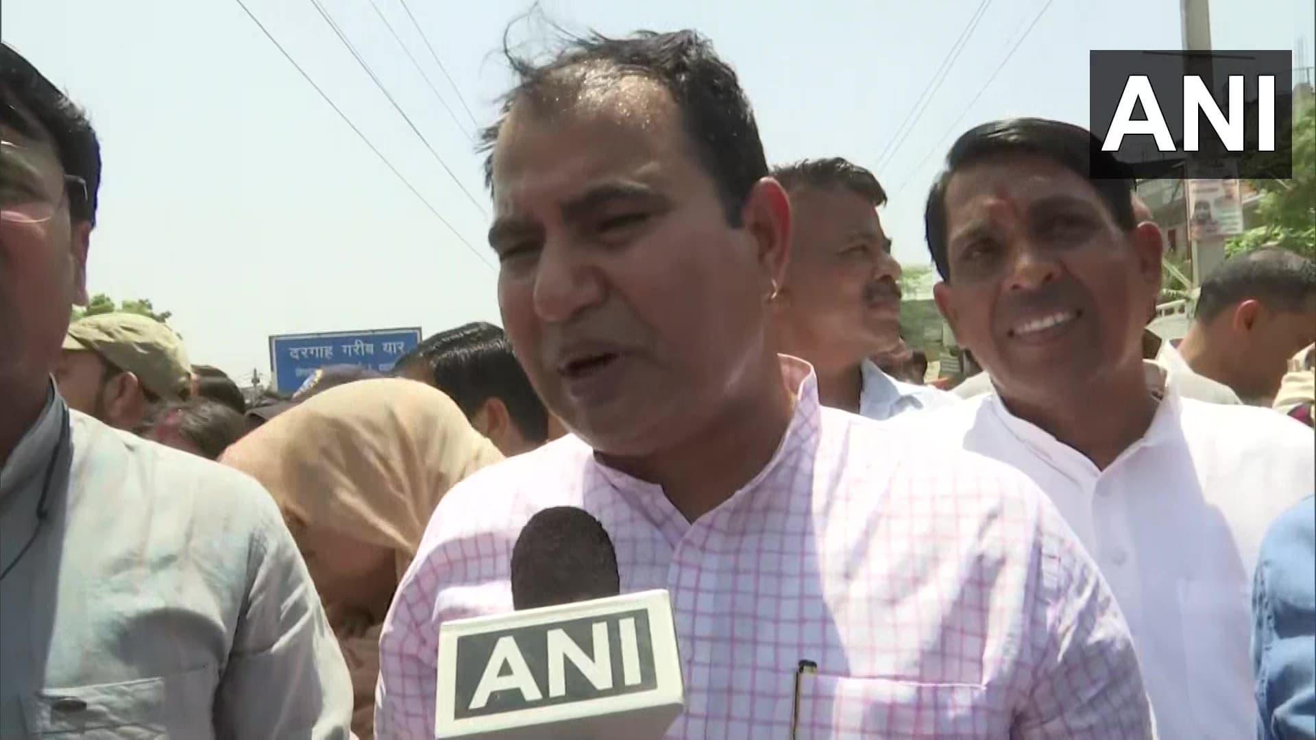 सरकारी जमीन पर असामाजिक तत्वों द्वारा किये गये अतिक्रमण पर एमसीडी का 'हथौड़ा'