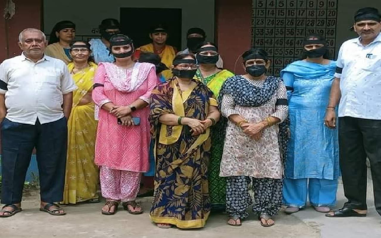 बिहार: छात्रों ने नकारा केके पाठक का फरमान! राखी पर नहीं पहुंचे स्कूल, शिक्षकों ने काली पट्टी बांध जताया विरोध
