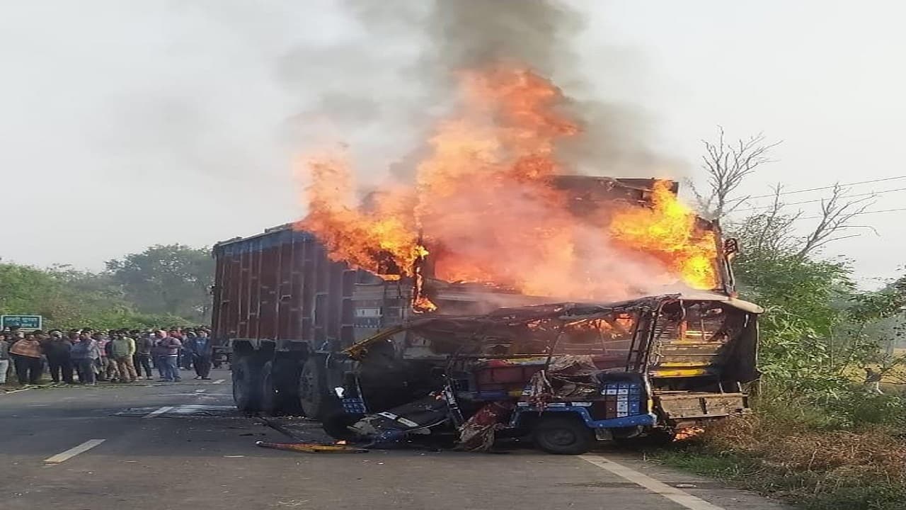 महाराष्ट्र के चंद्र्पुर में टैंकर और ट्रक की भिंड़त के बाद लगी आग, नौ लोगों की झुलसकर मौत