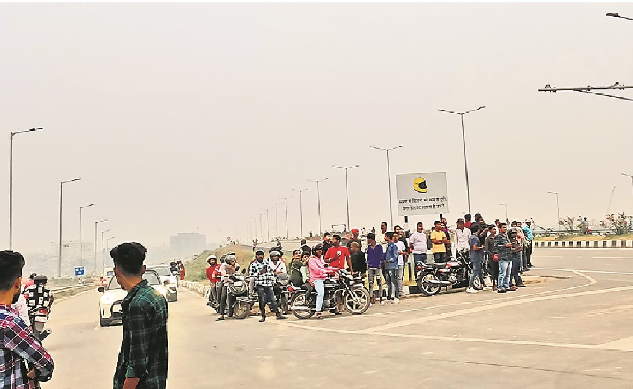 पटना के गंगा पथ को बाइकर्स ने बनाया रेस ट्रैक, कमिश्नर कार्यालय के सामने सूरज ढलते ही लग जाता है जमावड़ा