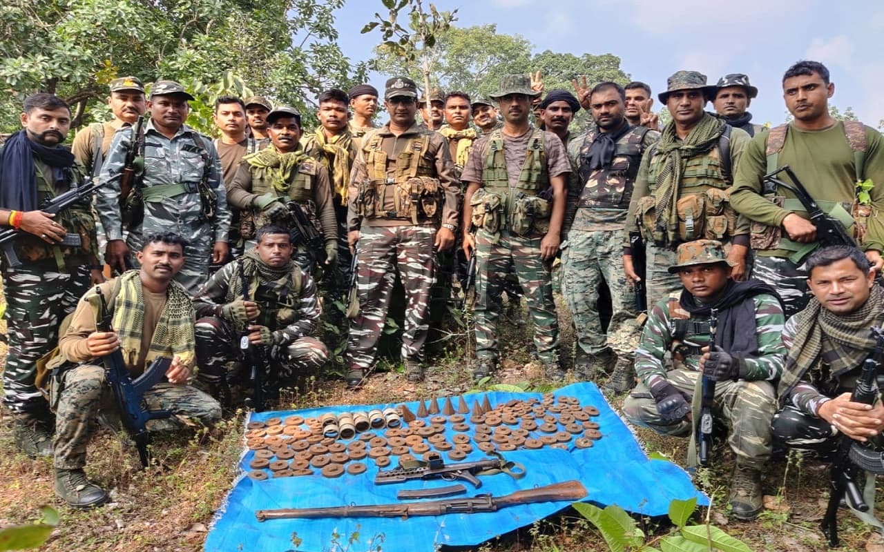 Jharkhand Naxal News: लातेहार पुलिस को नक्सलियों के खिलाफ बड़ी सफलता, इंसास राइफल और विस्फोटक बरामद