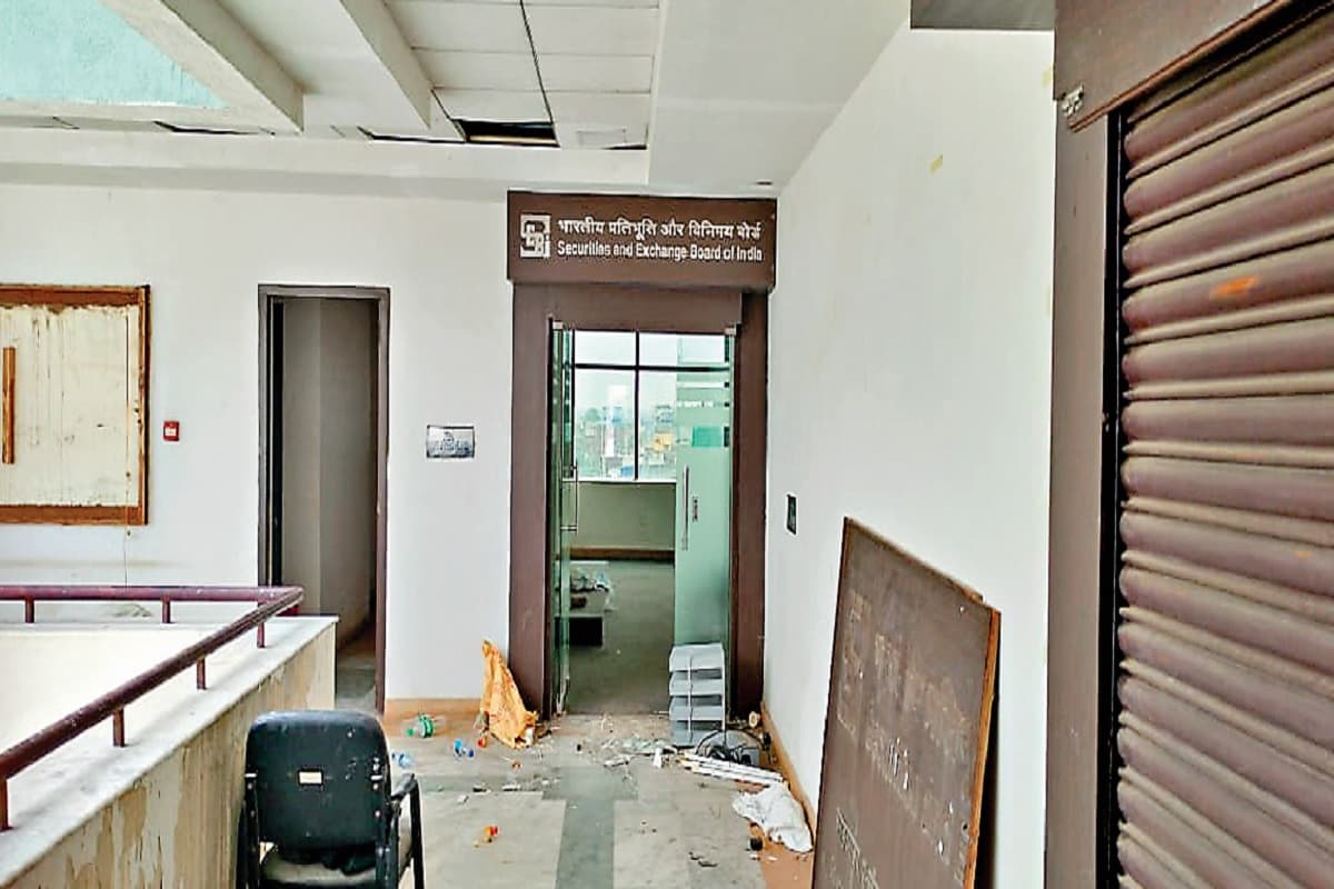 सेबी ने रांची का ऑफिस किया बंद, निराश होकर लौट रहे निवेशक और शिकायतकर्ता