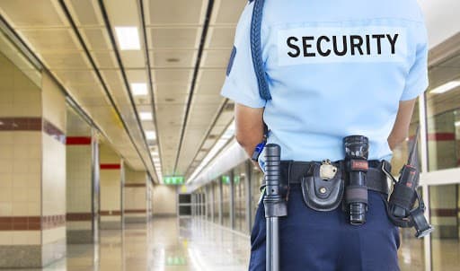 लूट के विरोध पर विदेश मंत्रालय के रिटायर अफसर की पत्नी की हत्या, गार्ड ने ही वारदात को दिया अंजाम