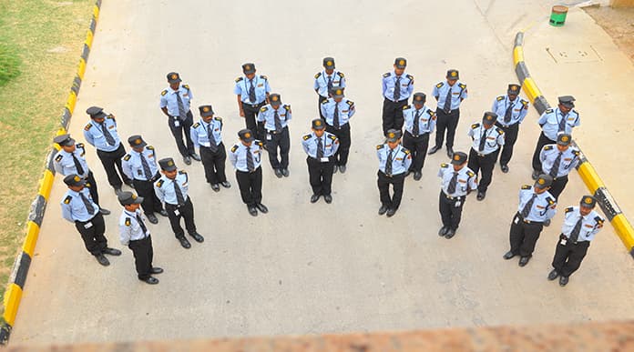 एजेंसी के माध्यम से कार्य करने वाले सुरक्षा गार्ड का गुस्सा मंगलवार को फूट पड़ा