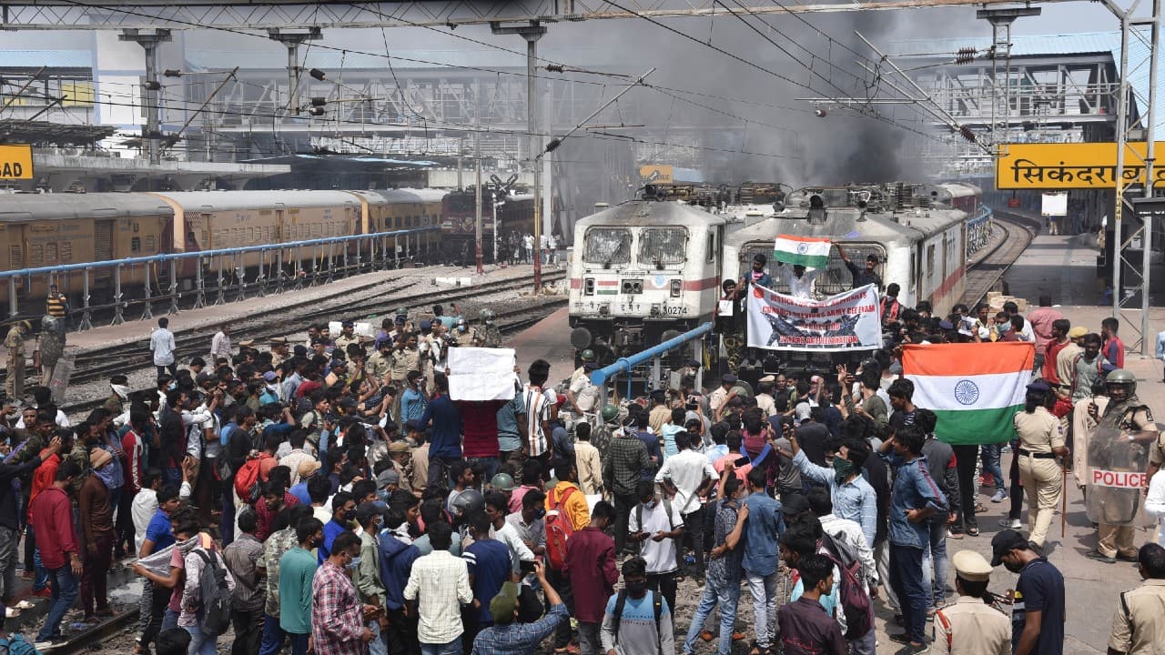 Agneepath Scheme Protest: तेलंगाना में प्रदर्शन के दौरान RPF की गोलीबारी में एक व्यक्ति की मौत, 4 घायल
