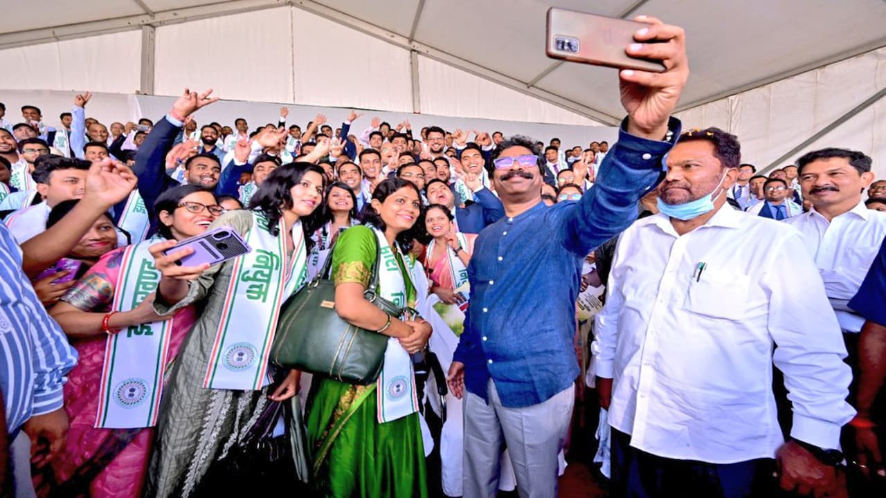 CM हेमंत सोरेन ने 252 अभ्यर्थियों को सौंपा नियुक्ति पत्र, बोले- अग्रणी राज्य बनाने का संकल्प लें अधिकारी CM हेमंत सोरेन ने 252 अभ्यर्थियों को सौंपा नियुक्ति पत्र, बोले- अग्रणी राज्य बनाने का संकल्प लें अधिकारी