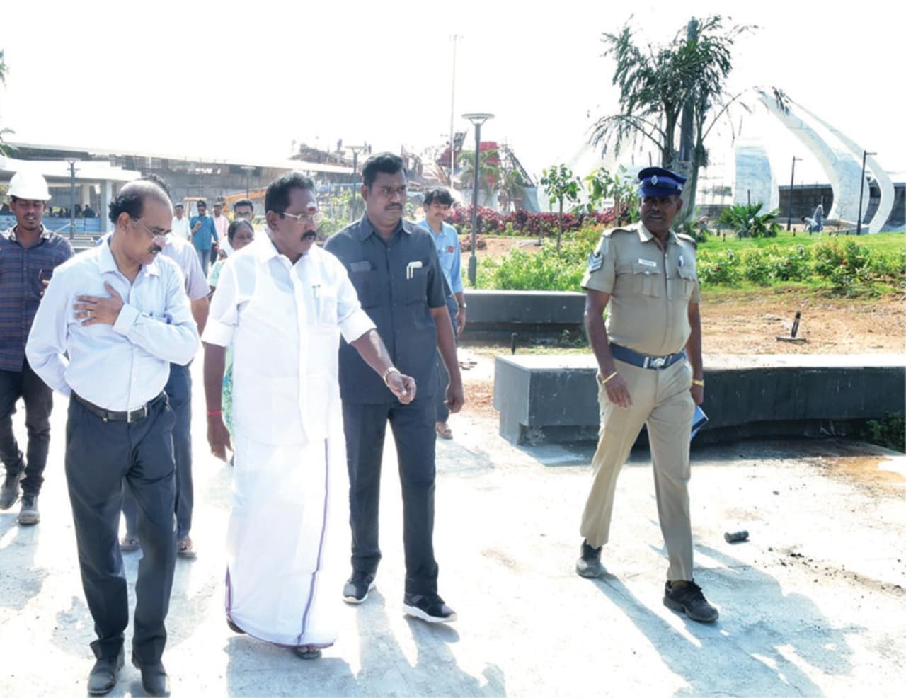 Video: कोरोना से ठीक हुए मंत्री के स्वागत में खूब हुई आतिशबाजी, सैकड़ों जुटे समर्थक