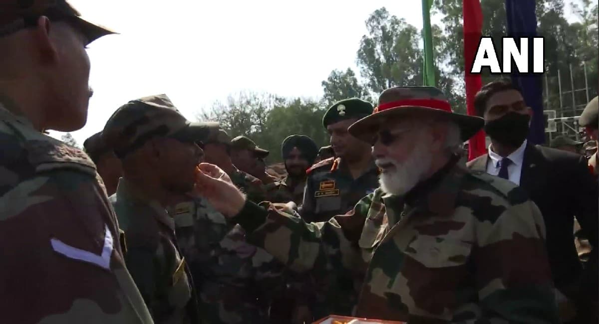 एलओसी पर भारत-पाक जवानों के बीच हुआ मिठाइयों का आदान-प्रदान, सेना के साथ पीएम मोदी ने मनाई दिवाली