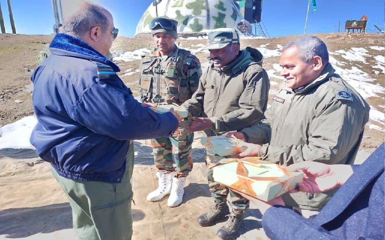 सीडीएस जनरल अनिल चौहान ने जम्मू-कश्मीर में नियंत्रण रेखा पर मनाई दीपावली, जवानों को मिठाई खिलाकर दी बधाई