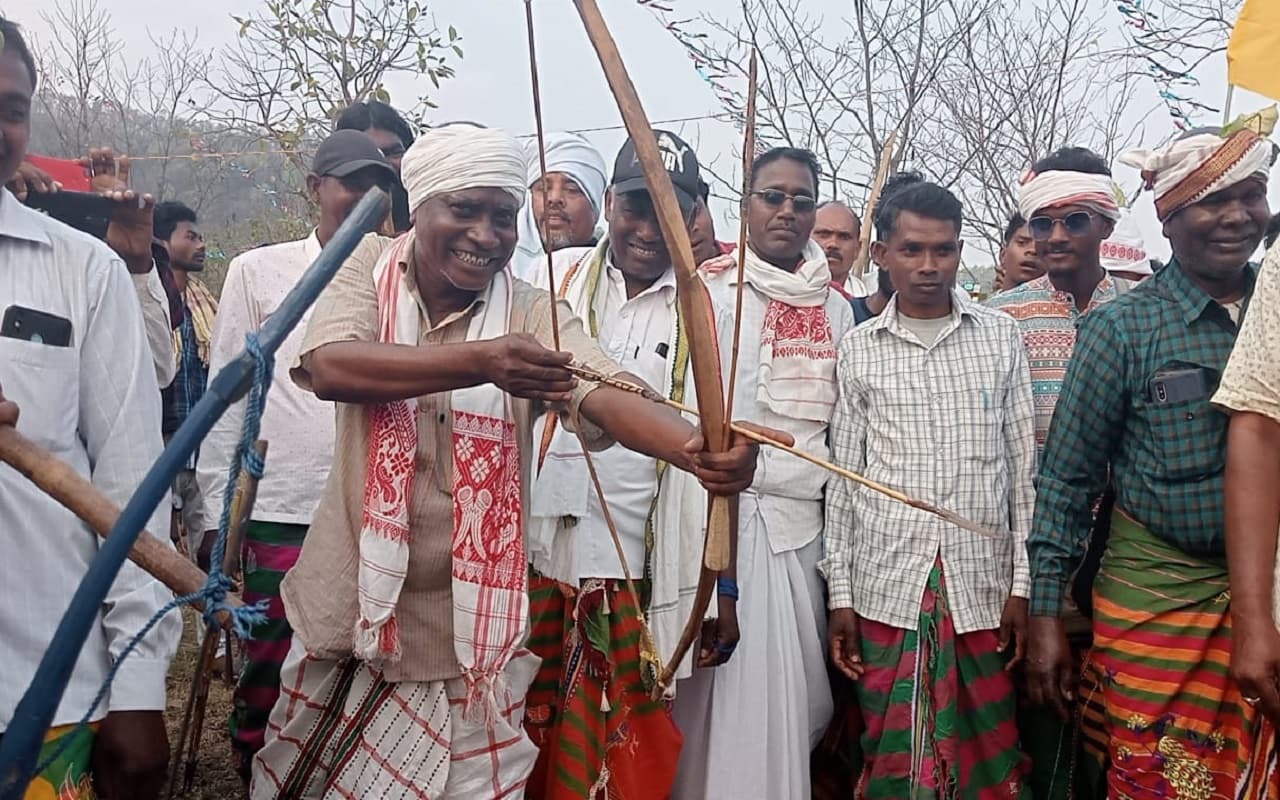 बाहा सेंदरा यात्रा: प्रकृति प्रेमियों ने सेंदरा वीरों का धोया पैर, जंगल में किया शिकार