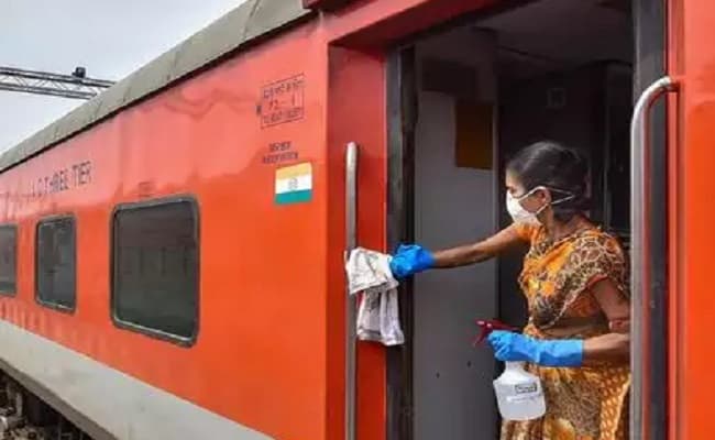 सभी ट्रेनों को 27 मार्च से सैनिटाइज करेगा रेलवे, 20 करोड़ के रिफंड की तैयारी