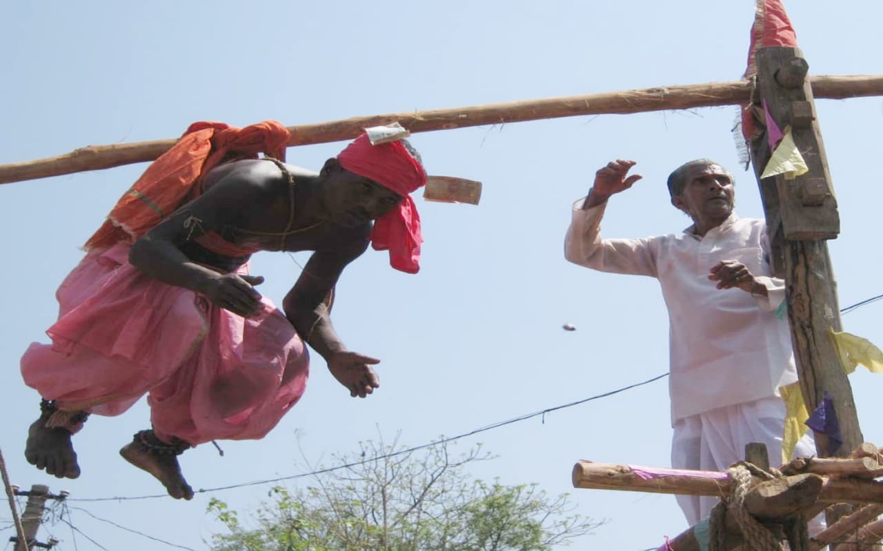 झारखंड : 'चड़क पूजा' में आस्था के नाम पर मौत का खेल, शरीर में कील चुभाकर भक्त खींचते हैं बैलगाड़ी
