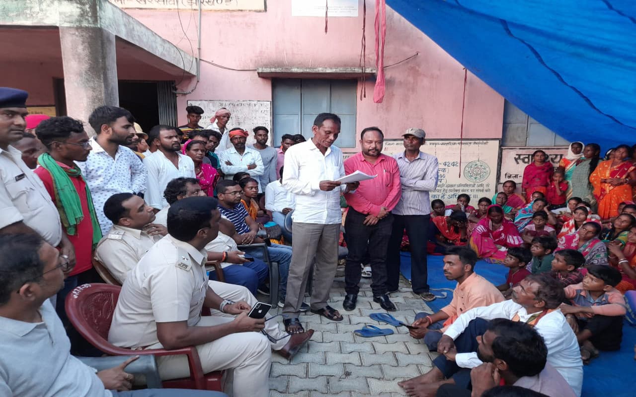 स्कूली छात्राओं के साथ छेड़खानी मामले में सरायकेला की 4 पंचायतों के ग्रामीणों का जुटान, गिरफ्तारी की मांग