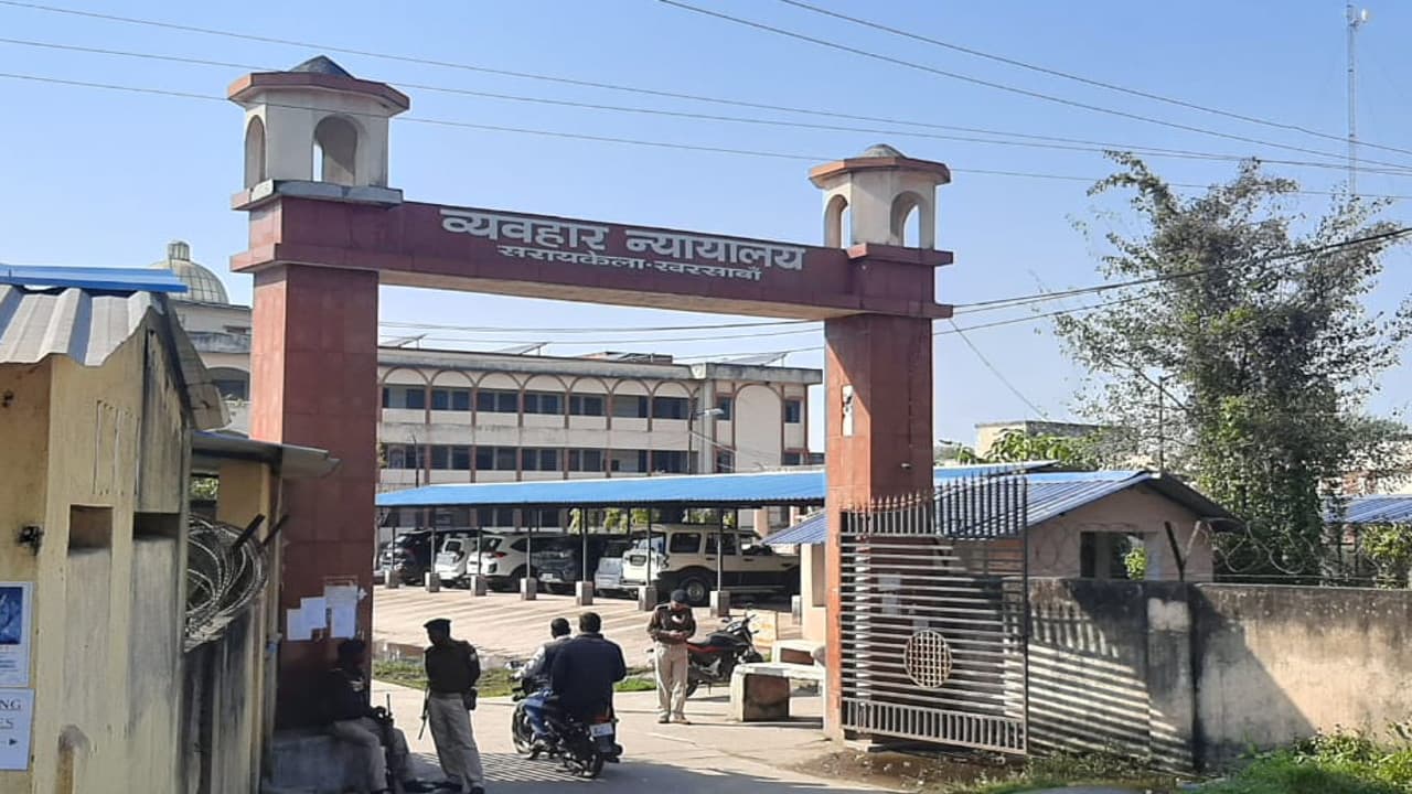 आदित्यपुर ट्रिपल मर्डर केस में एक आरोपी का कोर्ट में सरेंडर, नाबालिग से दुष्कर्म मामले में 12 को उम्रकैद