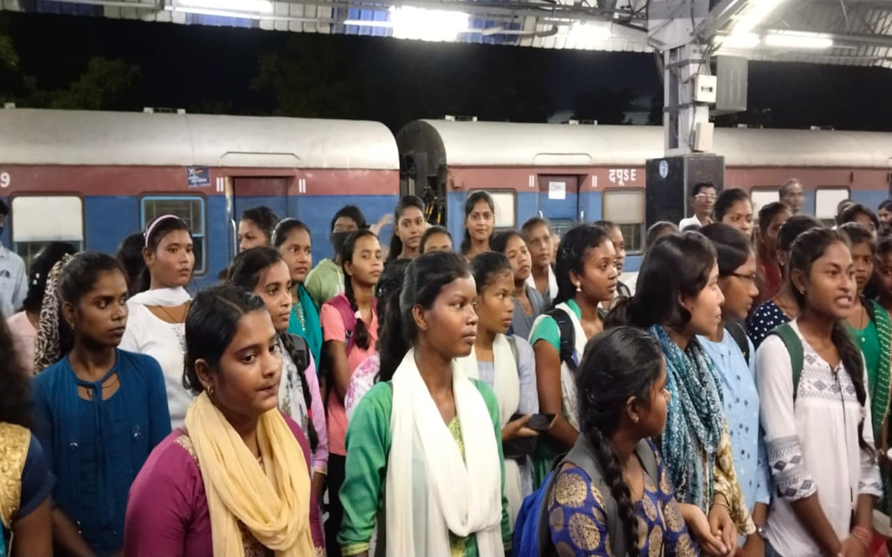 Tata Sons में नौकरी के लिए सरायकेला-खरसावां की 69 युवतियां तमिलनाडु के लिए हुई रवाना