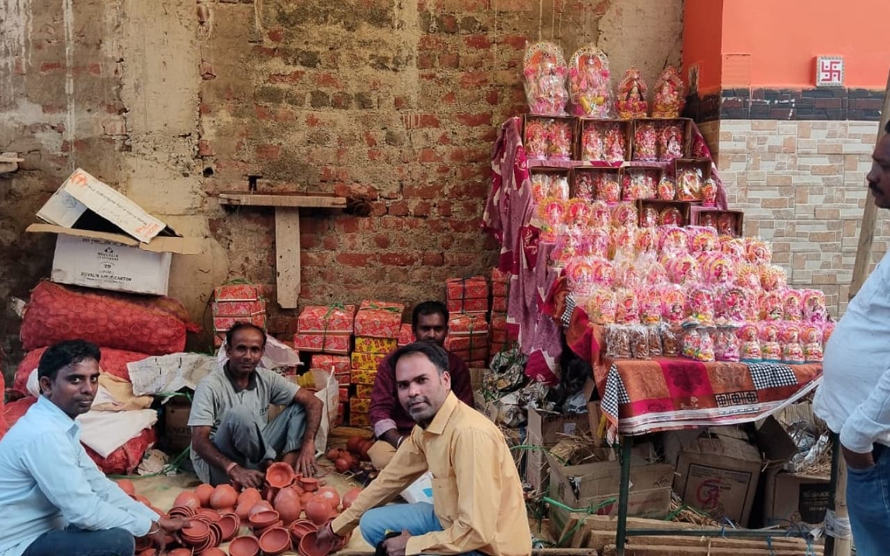 सरायकेला : कुम्हारों को उम्मीद, मिट्टी के दीयों से रोशन होगी जिंदगी, 60 से 2100 रुपये की मूर्तियां उपलब्ध