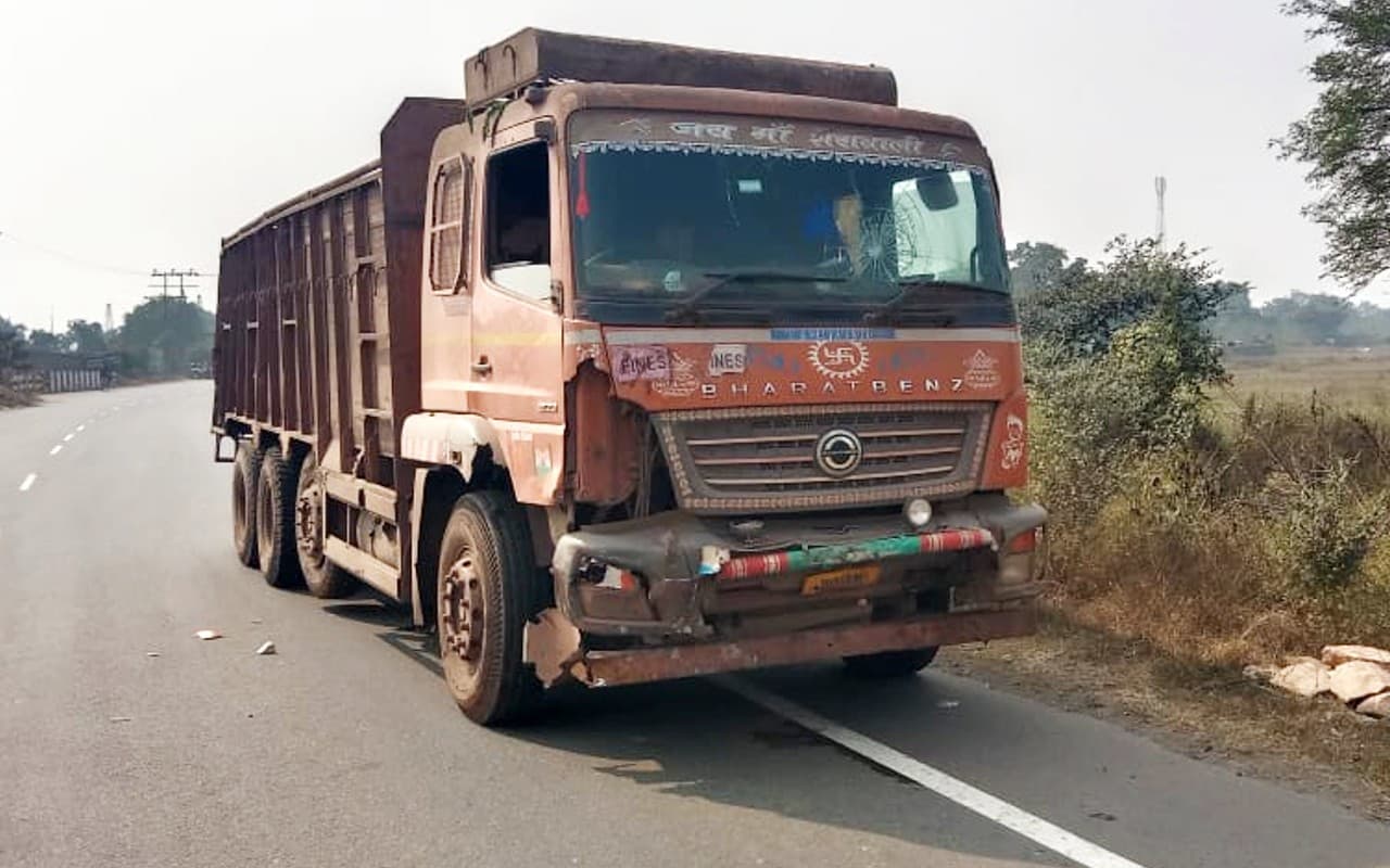 झारखंड: सरायकेला-कांड्रा रोड के किनारे केबल बिछा रहे मजदूरों को अनियंत्रित ट्रक ने रौंदा, एक की मौत