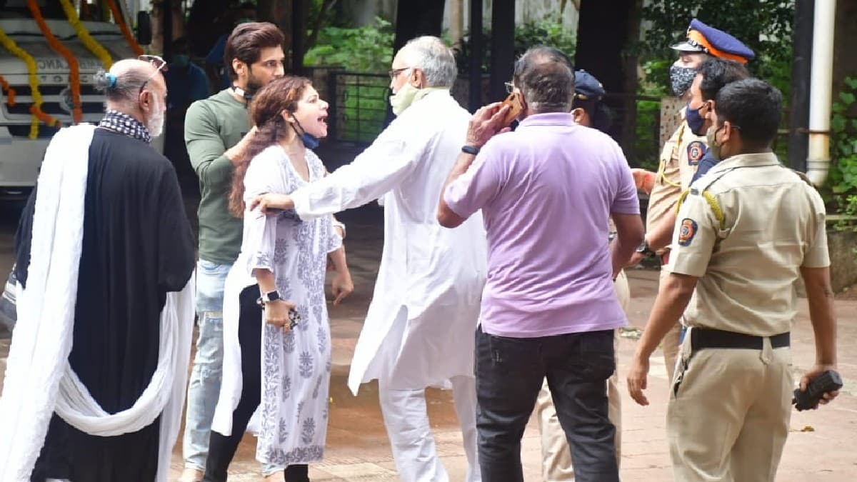 सिद्धार्थ शुक्ला की अंतिम विदाई में संभावना सेठ की पुलिस से हुई लड़ाई, जानें पूरा मामला, VIDEO