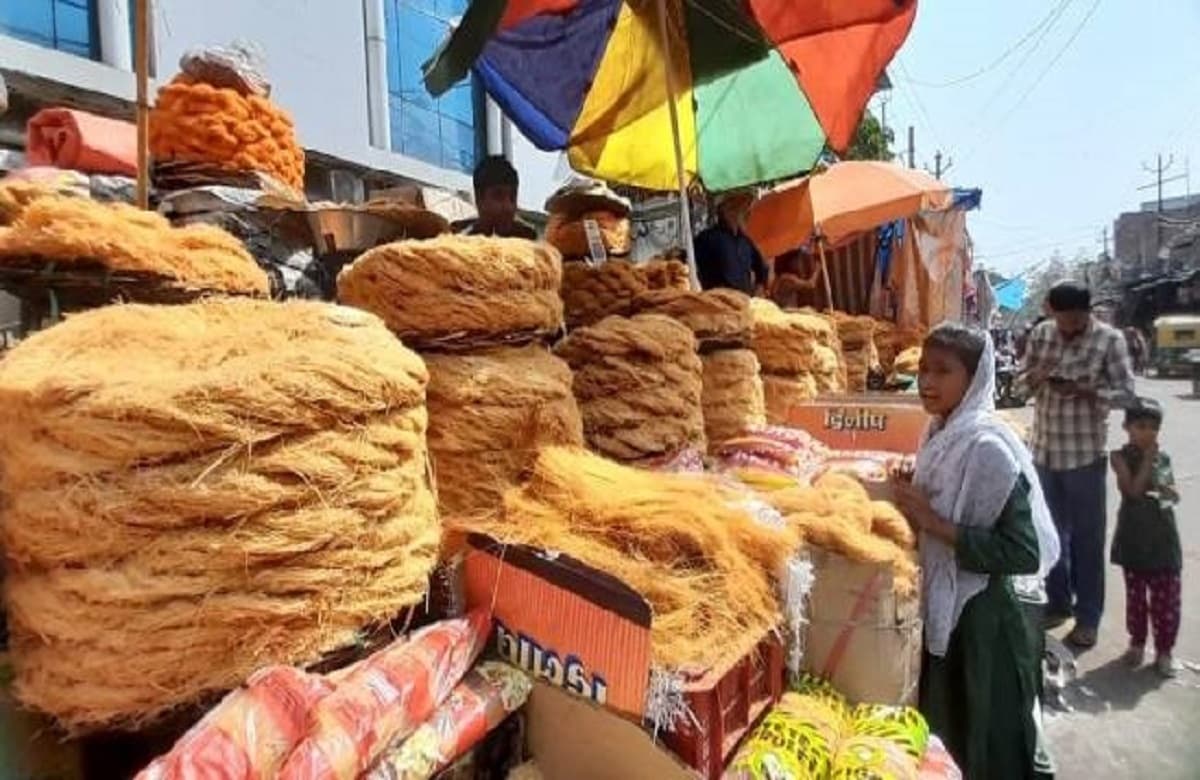 कानपुर: ईद के लिए गुलजार हुए बाजार, देर रात तक हो रही खरीदारी, दुबई के इत्र की मची धूम