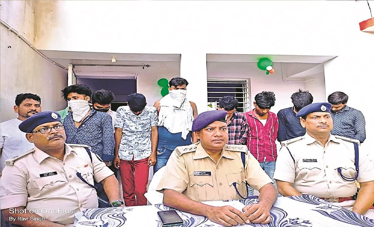 Bihar News : मोतीहारी के होटल में चल रहा था देह व्यापार का धंधा, संचालक सहित 10 गिरफ्तार