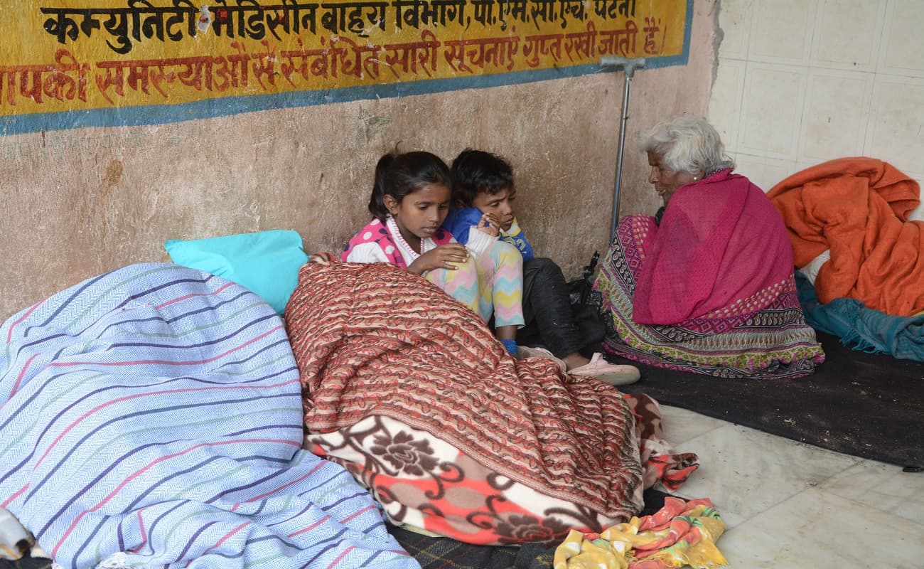 पटना के अस्पतालों में ठंड से ठिठुर रहे मरीज, परिजनों को फर्श पर बितानी पर रही रात, चादर की तरह मिला कंबल