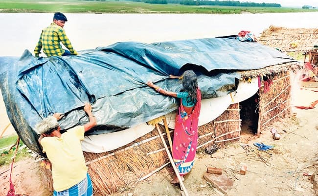 Bihar News: बागमती में आये उफान ने शुरु की तबाही, 500 परिवारों ने बांध पर ली शरण, खाने-पीने का मंडराया संकट