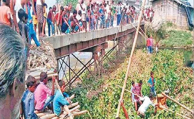 कमला-बलान नदी की उपधारा का जलस्तर बढ़ा, ग्रामीणों के प्रयास से भी नहीं बचा पुल का संपर्क पथ, मुख्यालय से संपर्क भंग