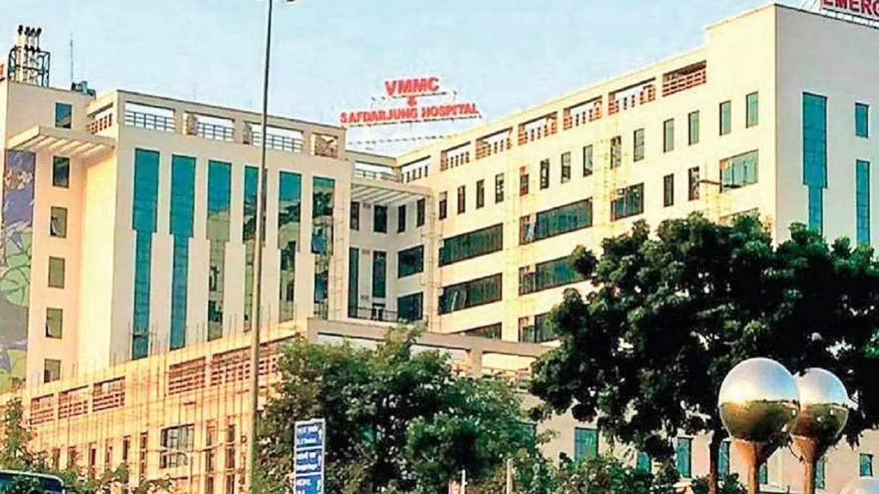 Delhi: सफदरजंग अस्पताल के बाहर महिला द्वारा बच्चे को जन्म का मामला, स्वास्थ्य मंत्रालय ने मांगी रिपोर्ट