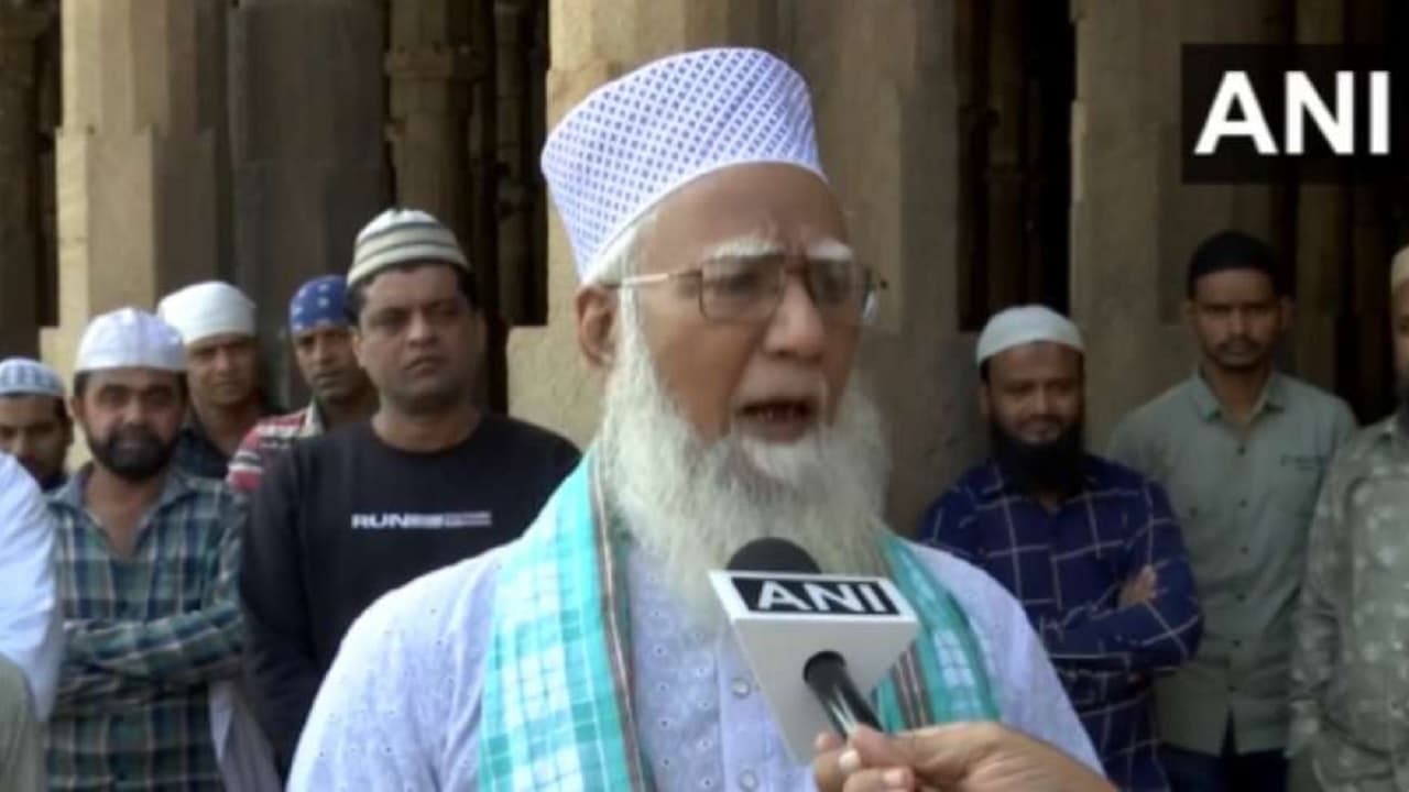 गुजरात चुनाव: जामा मस्जिद के शाही इमाम का विवादित बयान, कहा- मुस्लिम महिलाओं को टिकट देना इस्लाम के खिलाफ गुजरात चुनाव: जामा मस्जिद के शाही इमाम का विवादित बयान, कहा- मुस्लिम महिलाओं को टिकट देना इस्लाम के खिलाफ