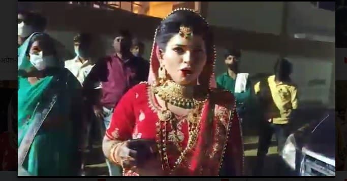 Lockdown in UP : शादी के लिए ब्यूटी पार्लर में सज-संवरकर बैठी दुल्हन रह गई सन्न, दूल्हा बरात लेकर आया ही नहीं , थाना पहुंचा मामला