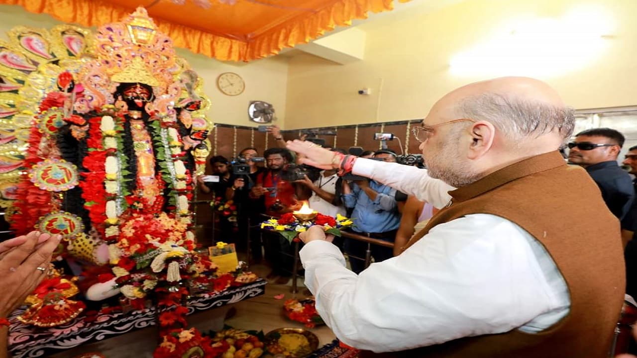 PHOTOS: बिहार के किशनगंज की काली मंदिर में पूजा-आरती करते अमित शाह, देखिये आज की तस्वीरें