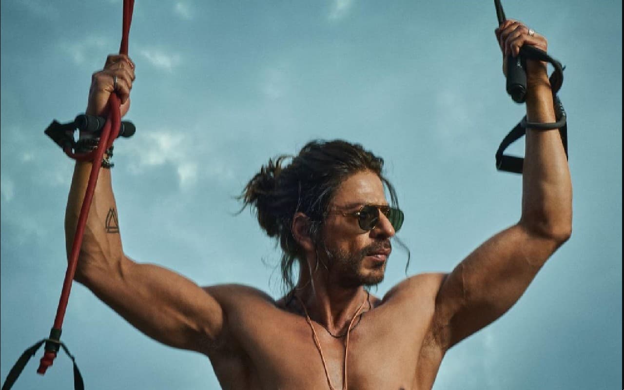 Pathaan: शाहरुख खान का इंटेस लुक आया सामने, फैंस बोले- भाई गाना रिलीज कर दो...