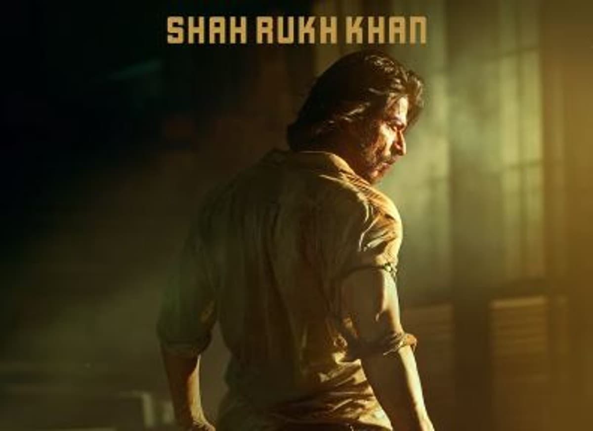 शाहरुख खान ने बॉलीवुड में 30 साल पूरे होने पर शेयर किया पठान का फर्स्ट लुक, बंदूक पकड़े दिखे एक्टर