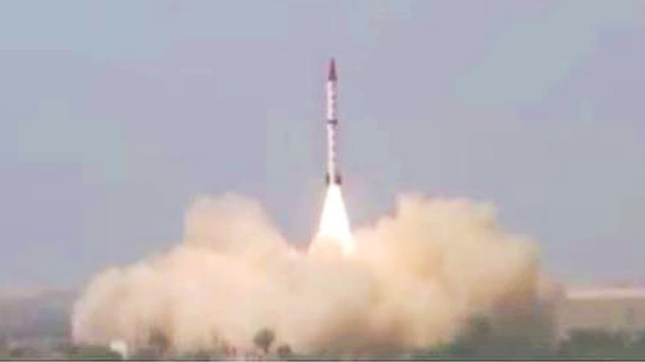 राजनीतिक उठा-पटक के बीच पाकिस्तान ने किया बैलिस्टिक मिसाइल शाहीन-तीन का सफल परीक्षण