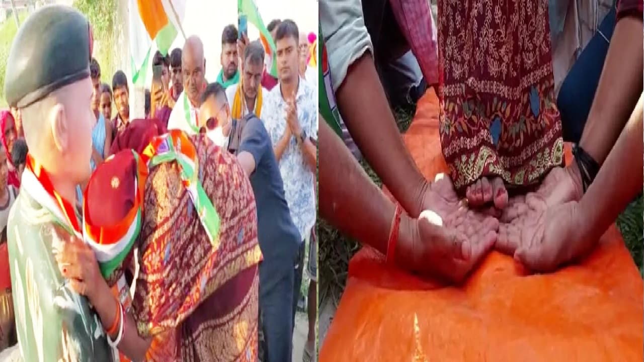 Video : शहीद बेटे की प्रतिमा पर माल्यार्पण करने पहुंची मां, युवाओं ने पैरों तले बिछा दी हथेलियां