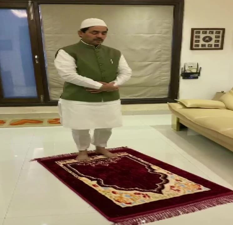 लॉकडाउन का असर, घर पर नमाज पढ़ते दिखे भाजपा नेता शाहनवाज हुसैन