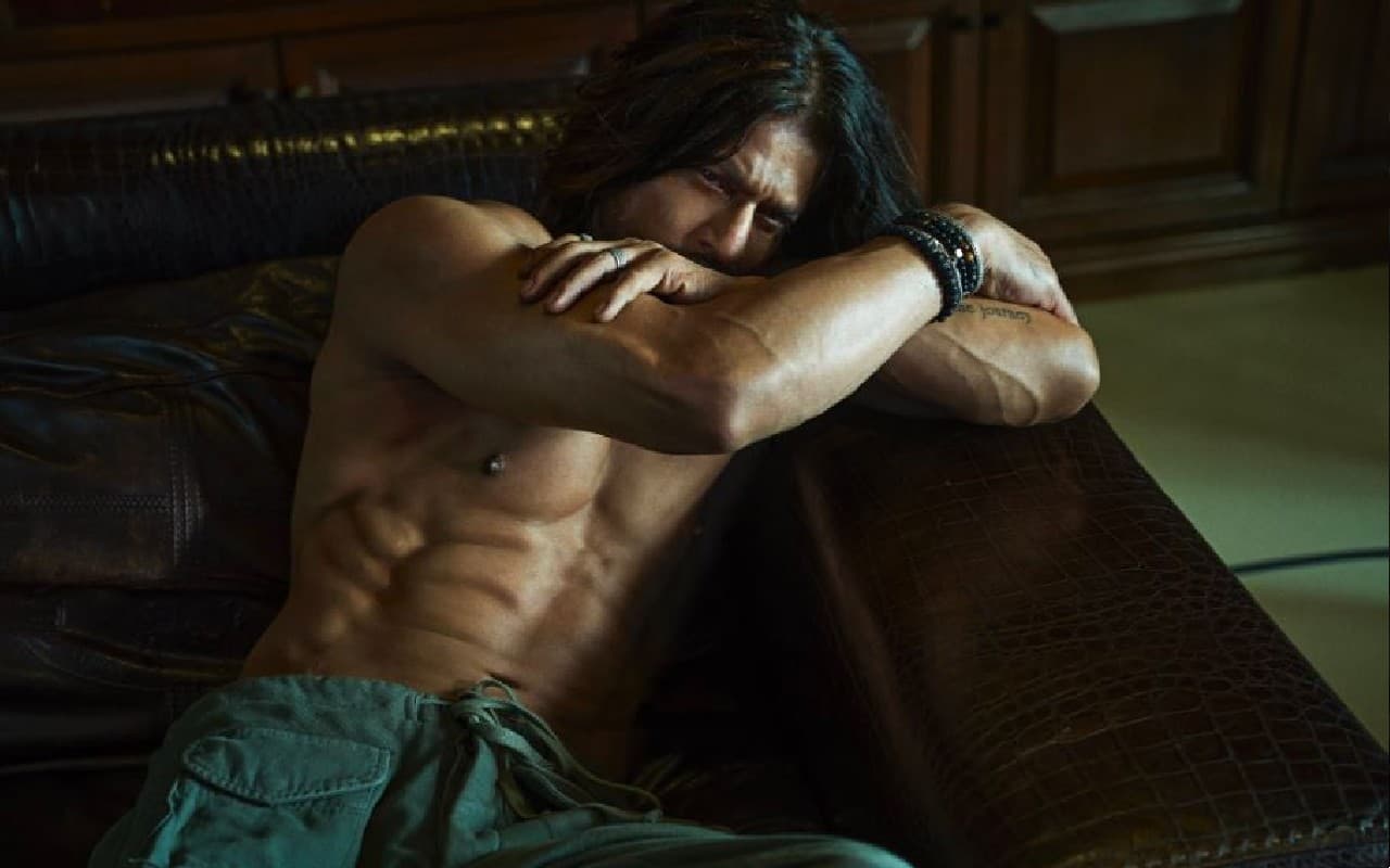 शाहरुख खान ने 'पठान' के सेट से शेयर की धांसू तस्वीर, शर्टलेस होकर एब्स फ्लान्ट करते दिखे सुपरस्टार