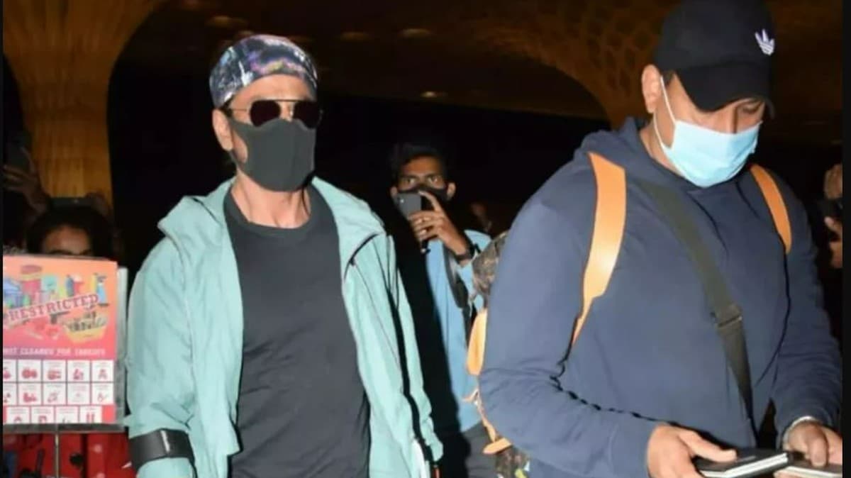 Pathaan की शूटिंग के लिए स्पेन रवाना हुए शाहरुख खान, एयरपोर्ट पर CISF जवान को इस अंदाज कहा नमस्ते, VIDEO