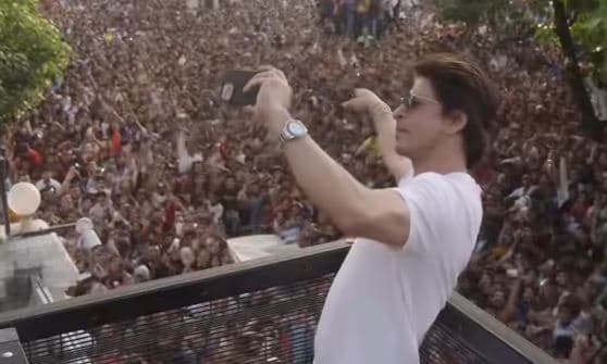 Shah Rukh Khan Video: प्रशंसकों की ऐसी चाहत देख गदगद हुए किंग खान, वीडियो शेयर कर बोले- प्यार का समंदर…